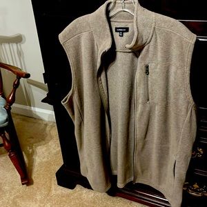 Men’s xl crofts and barrow tan vest barely worn